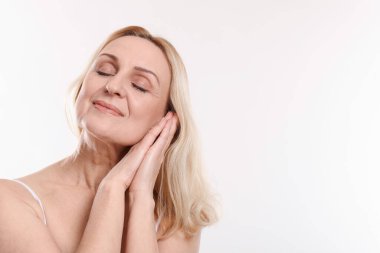 Beyaz arka planda orta yaşlı güzel bir kadın. Metin için boşluk