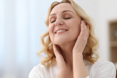 Gülümseyen orta yaşlı kadın. Metin için boşluk