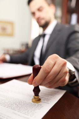 Ofisteki masada noter damgası belgesi, seçici odak