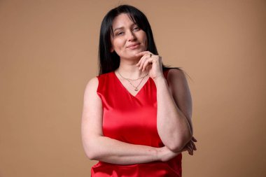 Bej arka planda çekici ve büyük beden modelinin portresi. Fazla kilolu