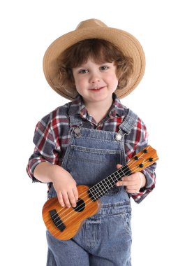 Beyaz arka planda oyuncak gitar çalan sevimli bir çocuk.