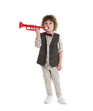 Beyaz arka planda oyuncak trompet çalan sevimli küçük çocuk.
