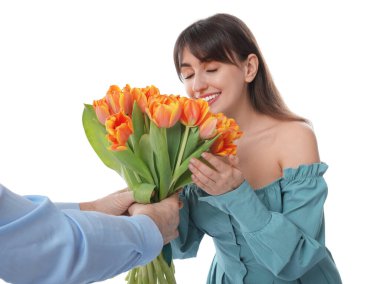 Adam beyaz arka planda sevgilisine güzel laleler sunuyor, yakın plan.