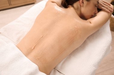 Vücut bakımı gören kadın spa salonunda tedavi görüyor.