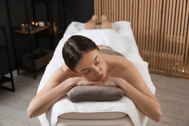 Vücut bakımı gören kadın spa salonunda tedavi görüyor