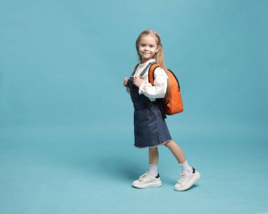 Açık mavi arka planda sırt çantalı liseli kız. Metin için boşluk