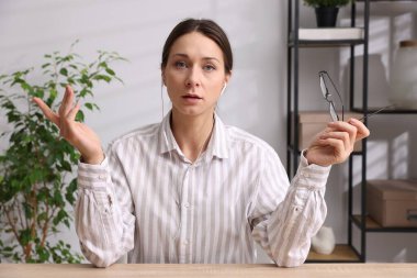 Çevrimiçi hoparlör kapalı masada webinar, web kamerasından görüntü