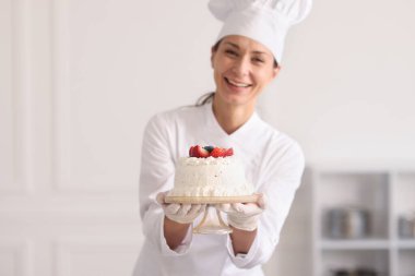 Mutfakta lezzetli pastası olan bir pastacı, seçici odaklı.