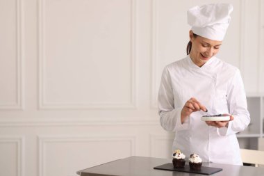 Mutfakta yaban mersinli pastacı, mesaj bırakmak için yer var.