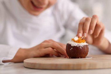 Şekerci lezzetli hindistancevizi şekilli tatlı yapıyor, yakın plan.