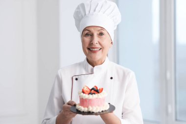 Mutfakta pastası olan profesyonel pasta şefi.