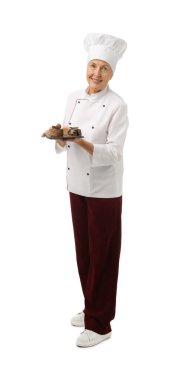 Beyaz arka planda tatlıları olan profesyonel pasta şefi.