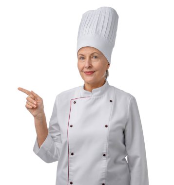 Profesyonel pasta şefi beyaz arka planda bir şeye işaret ediyor.