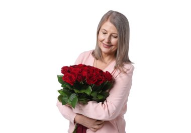 Gülen kadın beyaz arka planda bir buket gülle