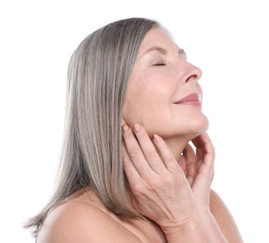 Beyaz arka planda sağlıklı ciltli bir kadın.