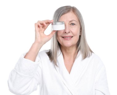 Beyaz arka planda bir kavanoz kolajen kremiyle gülümseyen kadın.