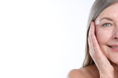 Beyaz arka planda sağlıklı cildi olan gülümseyen kadın, yakın plan. Metin için boşluk