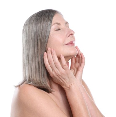 Beyaz arka planda sağlıklı ciltli bir kadın.