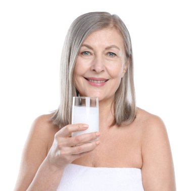 Beyaz arka planda bir bardak kolajen suyu ile gülümseyen kadın.