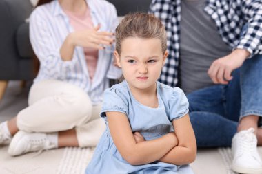 Gücenmiş küçük kız ve ailesi evde. Aile içi anlaşmazlık