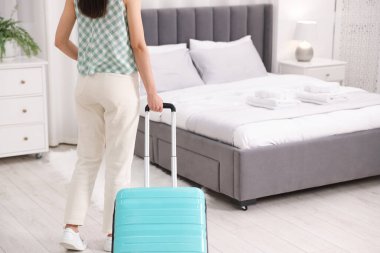 Otel odasında bavullu bir kadın, yakın plan.