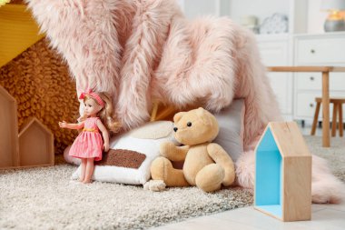 Oyun çadırı ve farklı oyuncakları olan çocuk oyun odası.