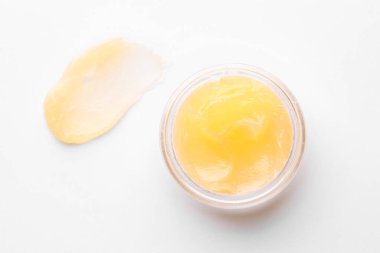 Beyaz arka planda kavanoz ve dudak kremi örneği, üst görünüm