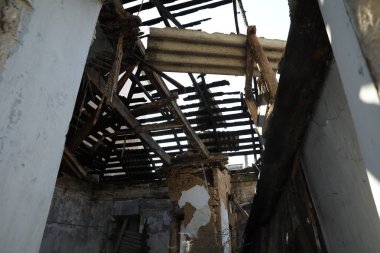 Güçlü deprem sonrası yıkık dökük çatılı ev, alçak açı