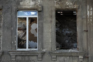 Güçlü depremden sonra camları kırılan eski bina