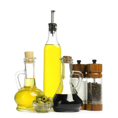 Salata sosları, baharatlar ve beyaz zeytinler.