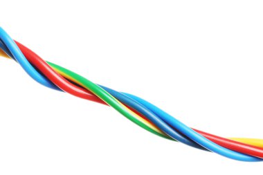 Beyaz arka planda birçok renkli elektrik kablosu