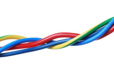 Beyaz arka planda birçok renkli elektrik kablosu