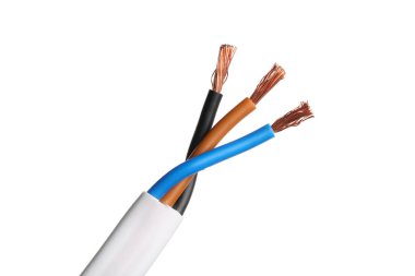 Beyaza izole edilmiş bakır telli kablolar.