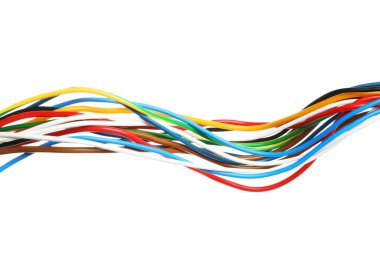 Birçok renkli elektrik kablosu beyaza izole edilmiş.