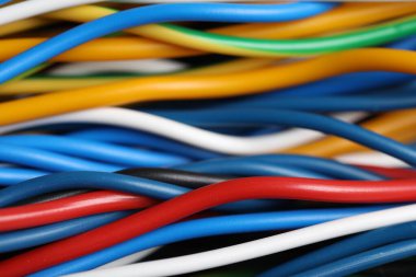 Arka plan olarak birçok renkli elektrik kablosu, yakın plan