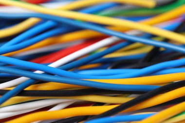 Arka plan olarak birçok renkli elektrik kablosu, yakın plan