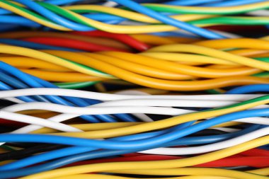Arka plan olarak birçok renkli elektrik kablosu, yakın plan