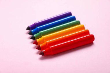 Pembe arkaplanda birçok renkli işaret, yakın plan