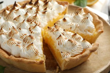 Tahtada kahverengi kremalı lezzetli turta, yakın plan.