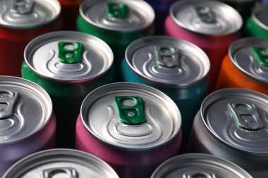 Arka plan olarak birçok alüminyum içecek kutusu, yakın plan