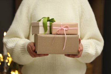 Paketli ve hediye kutulu bir kadın, yakın plan.