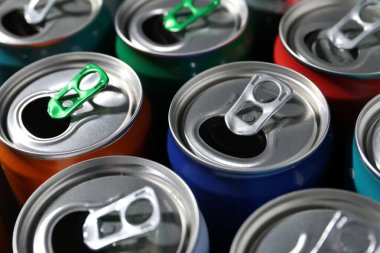 Arka plan olarak birçok alüminyum içecek kutusu, yakın plan