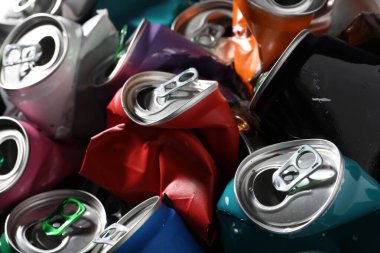 Arkaplan olarak birçok buruşuk teneke kutu, yakın plan