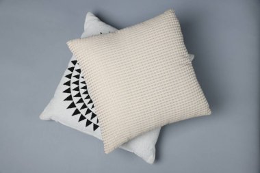 Gri arkaplanda dekoratif yastıklar, üst görünüm