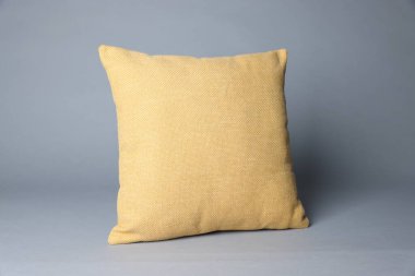 Gri arkaplanda yumuşak bir dekoratif yastık