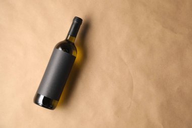 Kağıt üzerinde bir şişe şarap, üst manzara. Metin için boşluk
