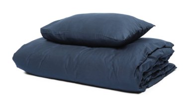 İpek çarşaflar ve beyaz arka planda yastık.