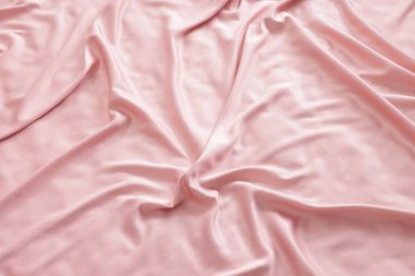 Güzel pembe ipek çarşaflar yatağın üstünde, manzaranın üstünde.