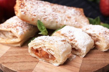 Lezzetli elmalı turtalar, pudra şekeri ve nane şekeri, yakın plan.