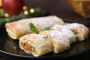 Lezzetli elmalı turtalar, pudra şekeri ve nane şekeri, yakın plan.